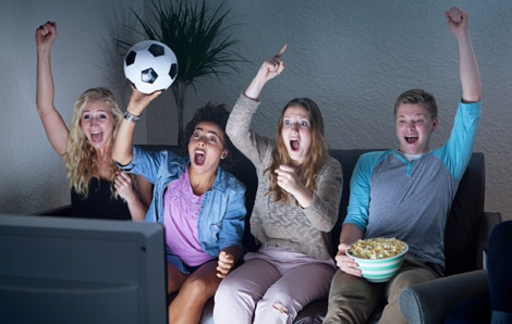 自宅で映画を楽しむ